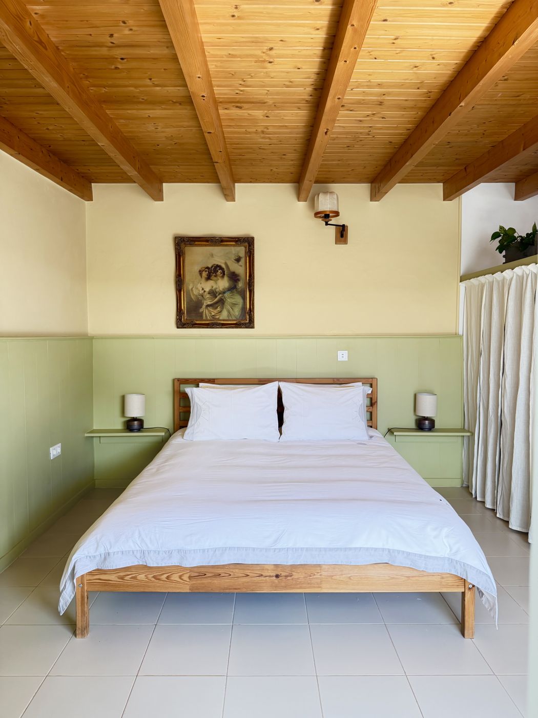 The bedroom with its green wooden panelling